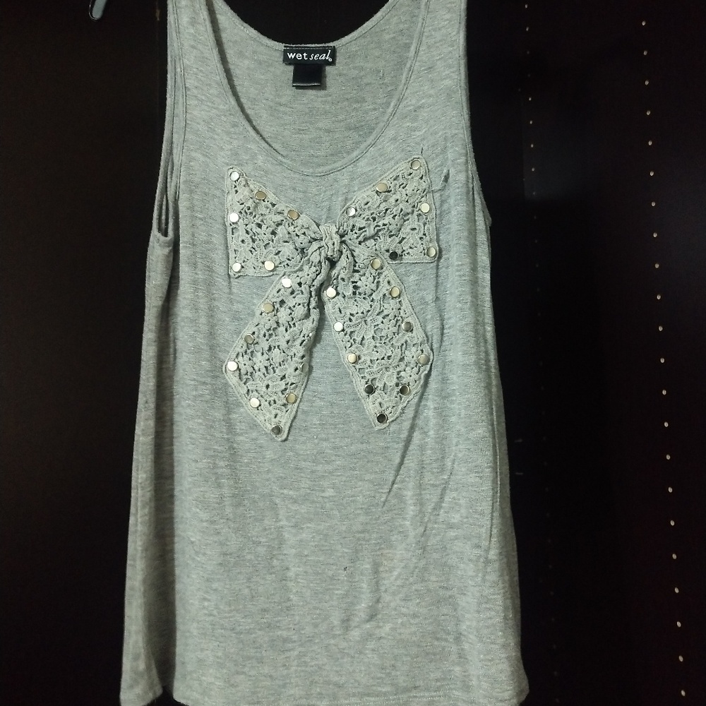 gray tank top